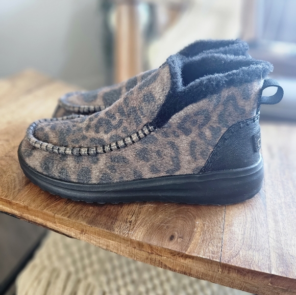 Hey Dude Shoes - Hey dude booties size 6